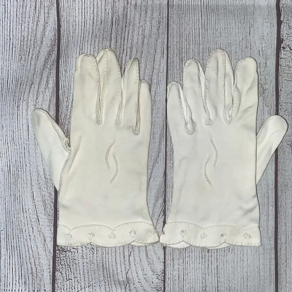 Vintage scallop edge embroidered white gloves  XS/small women